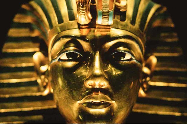 1. "Cậu nhỏ" dựng thẳng đứng. Pharaoh Ai Cập Tutankhamun hay còn gọi vua Tut lên ngôi báu khi mới 10 tuổi và qua đời lúc mới khoảng 17 - 19 tuổi. Khi nghiên cứu xác ướp cổ xưa của pharaoh Tutankhamun, các chuyên gia vô cùng bất ngờ khi phát hiện "cậu nhỏ" của ông hoàng này dựng thẳng đứng một góc 90 độ. Cụ thể, "cậu nhỏ" được ướp ở trạng thái cố định thẳng đứng.